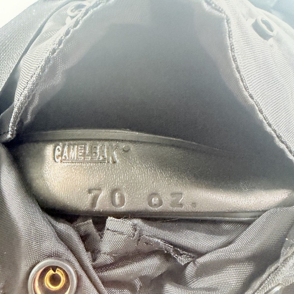 Camelbak Maximum Gear 70 oz 2L Thermobak Hydration Backpack Black Cordura - Picture 13 of 13